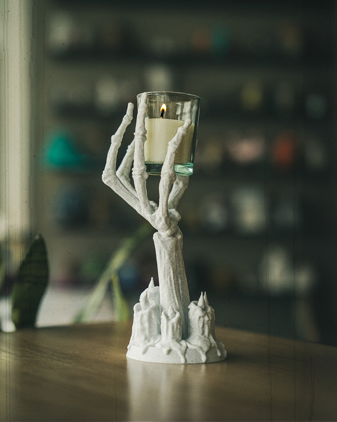 Portacandela “Fiamma Oscura” – Supporto Decorativo a Forma di Mano Scheletrica Stampato in 3D