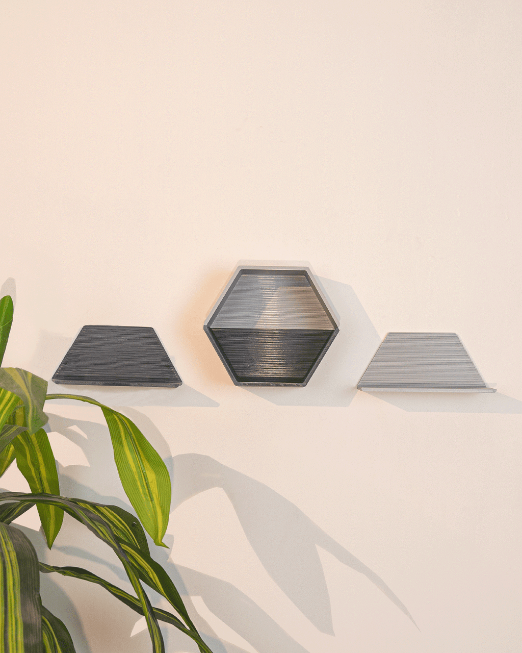 Sistema Modulare di Mensole da Parete Hex – Componi la Tua Parete