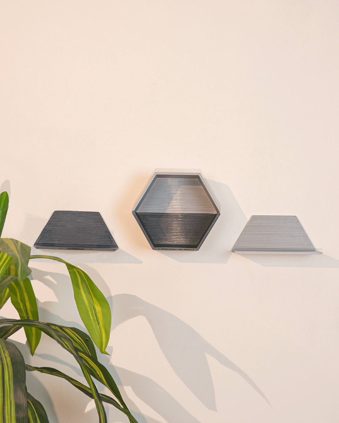 Sistema Modulare di Mensole da Parete Hex – Componi la Tua Parete