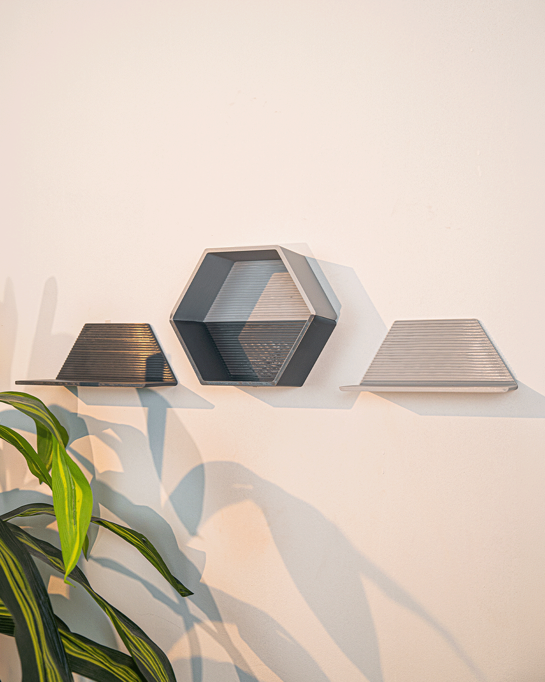 Sistema Modulare di Mensole da Parete Hex – Componi la Tua Parete