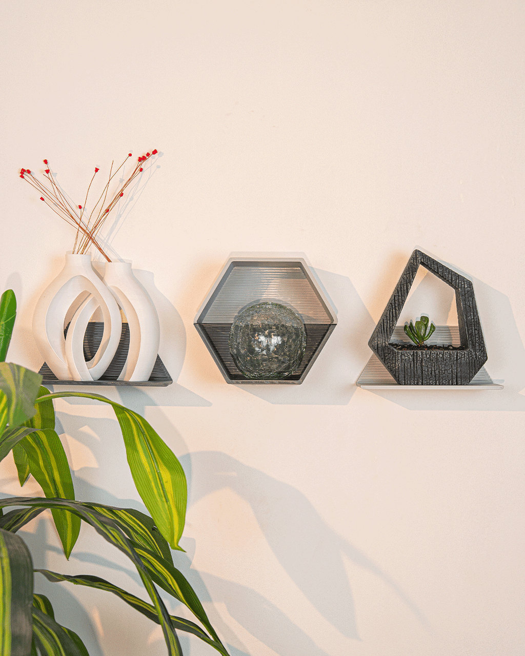 Sistema Modulare di Mensole da Parete Hex – Componi la Tua Parete