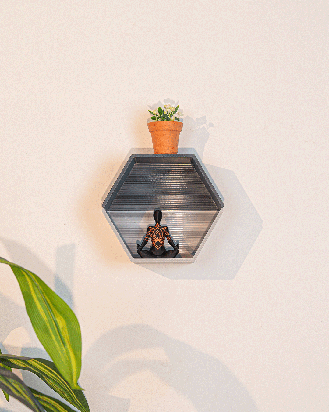 Sistema Modulare di Mensole da Parete Hex – Componi la Tua Parete