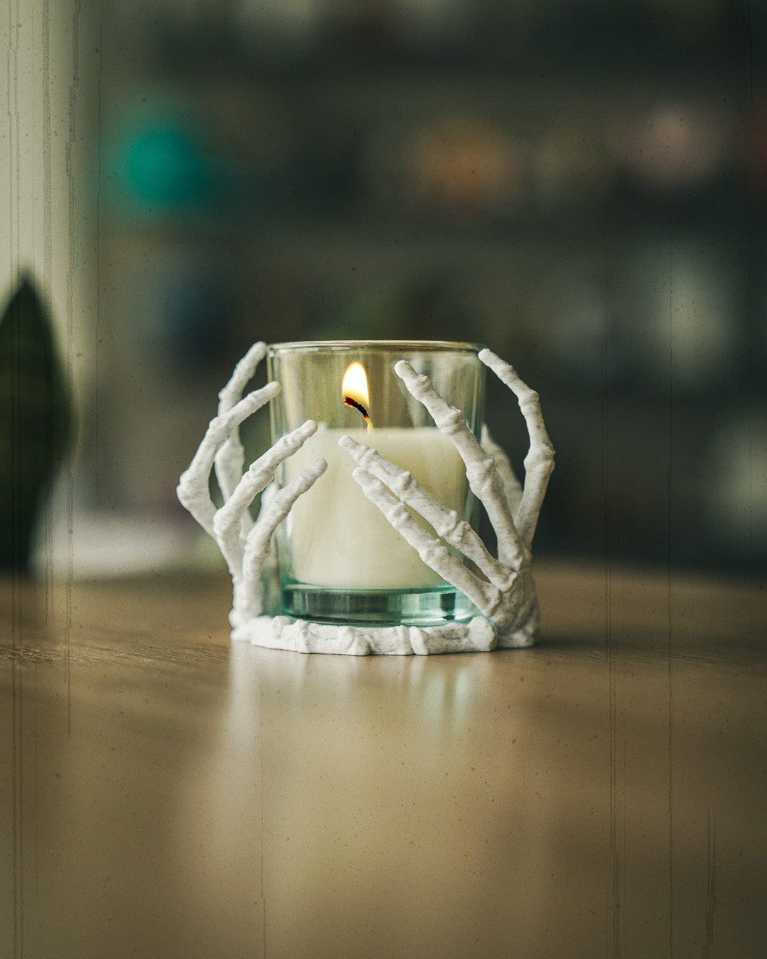 Portacandela “Tocco dell’Ombra” – Supporto Decorativo con Mani Scheletriche Stampato in 3D