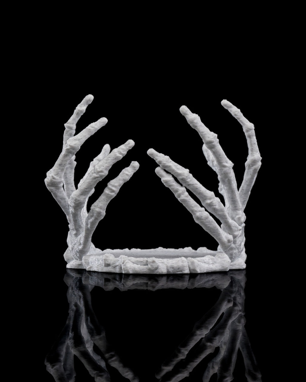 Portacandela “Tocco dell’Ombra” – Supporto Decorativo con Mani Scheletriche Stampato in 3D