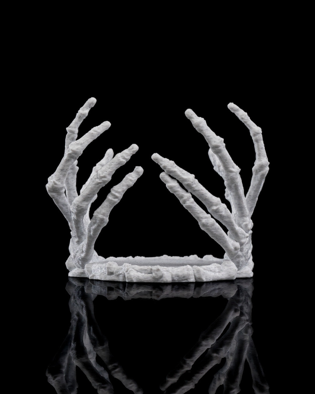 Portacandela “Tocco dell’Ombra” – Supporto Decorativo con Mani Scheletriche Stampato in 3D