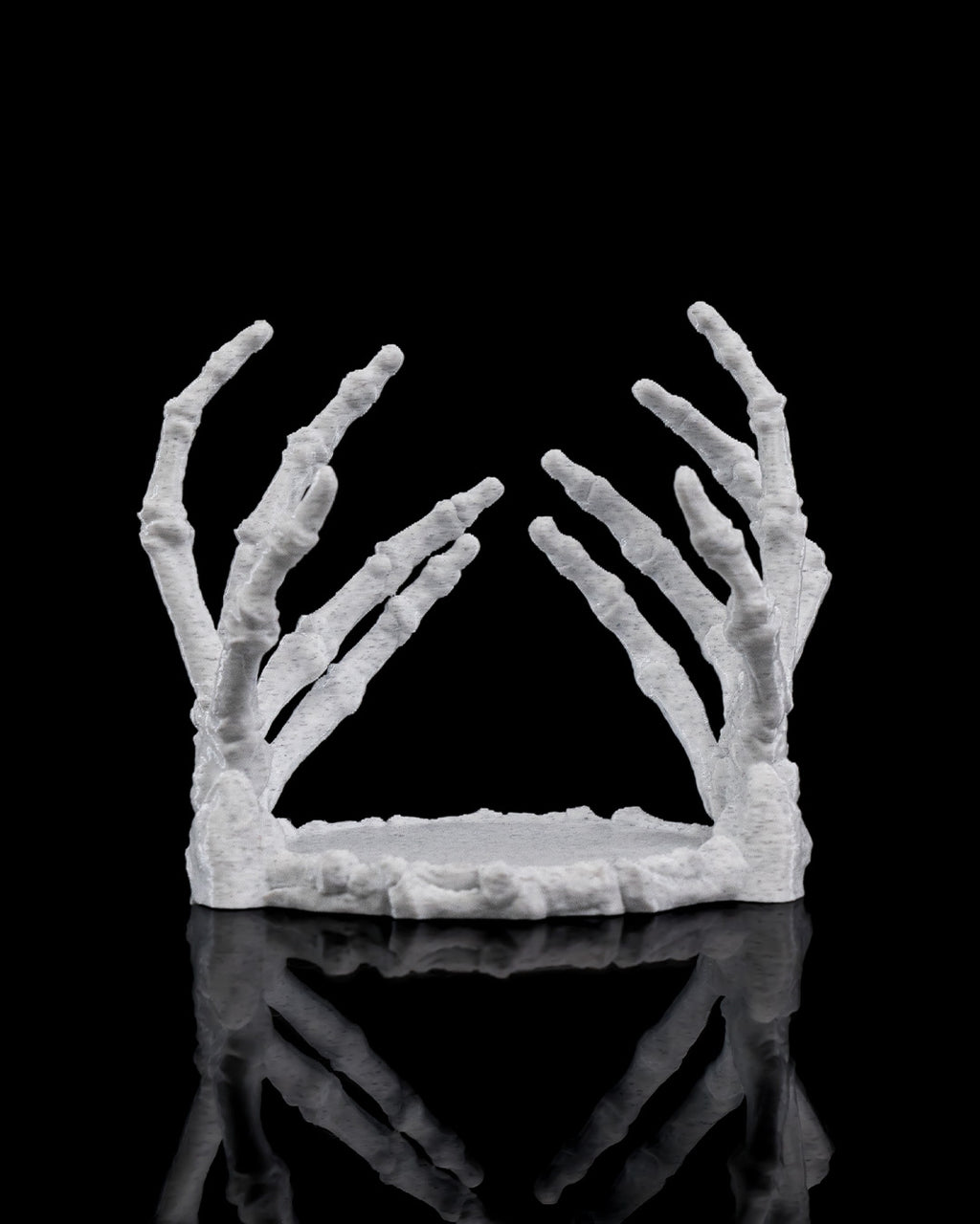 Portacandela “Tocco dell’Ombra” – Supporto Decorativo con Mani Scheletriche Stampato in 3D