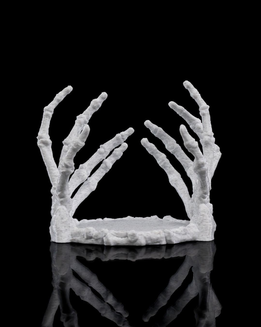 Portacandela “Tocco dell’Ombra” – Supporto Decorativo con Mani Scheletriche Stampato in 3D