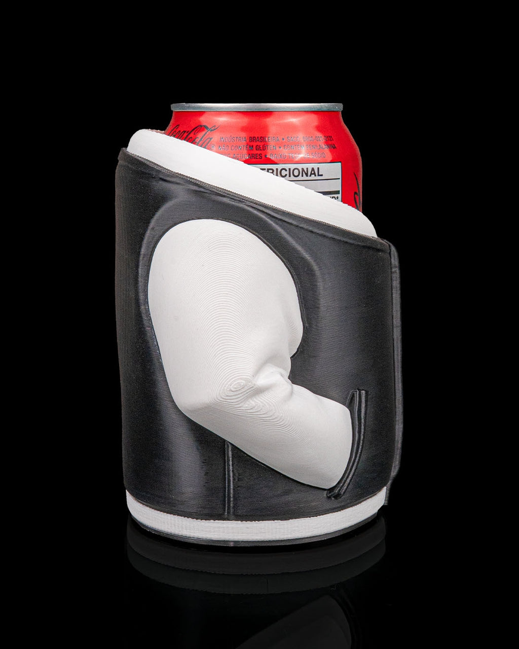 Porta Lattina con Giacca College – Supporto per Bibite Stampato in 3D (12 cm)