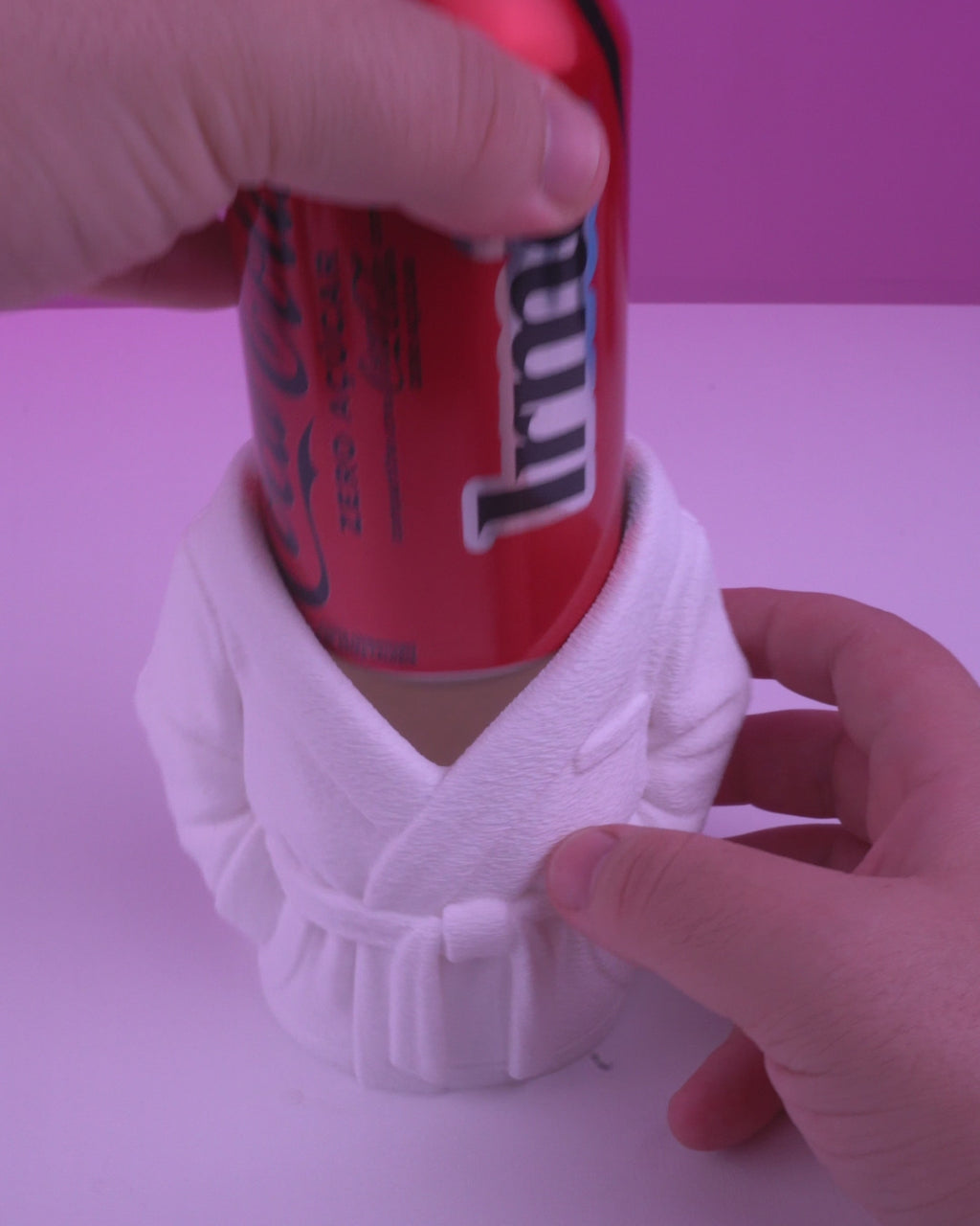Porta Lattina con Accappatoio Relax – Supporto per Bibite Stampato in 3D