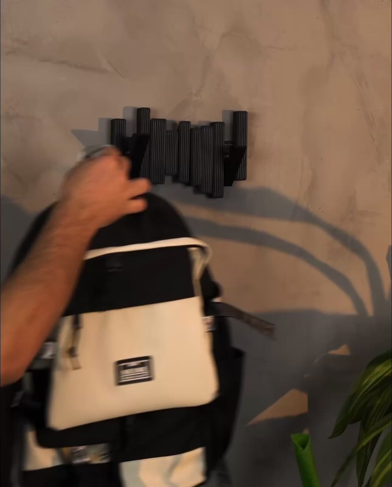 Appendiabiti da Parete Wave – 5 Ganci Pieghevoli | Design Moderno Stampato in 3D