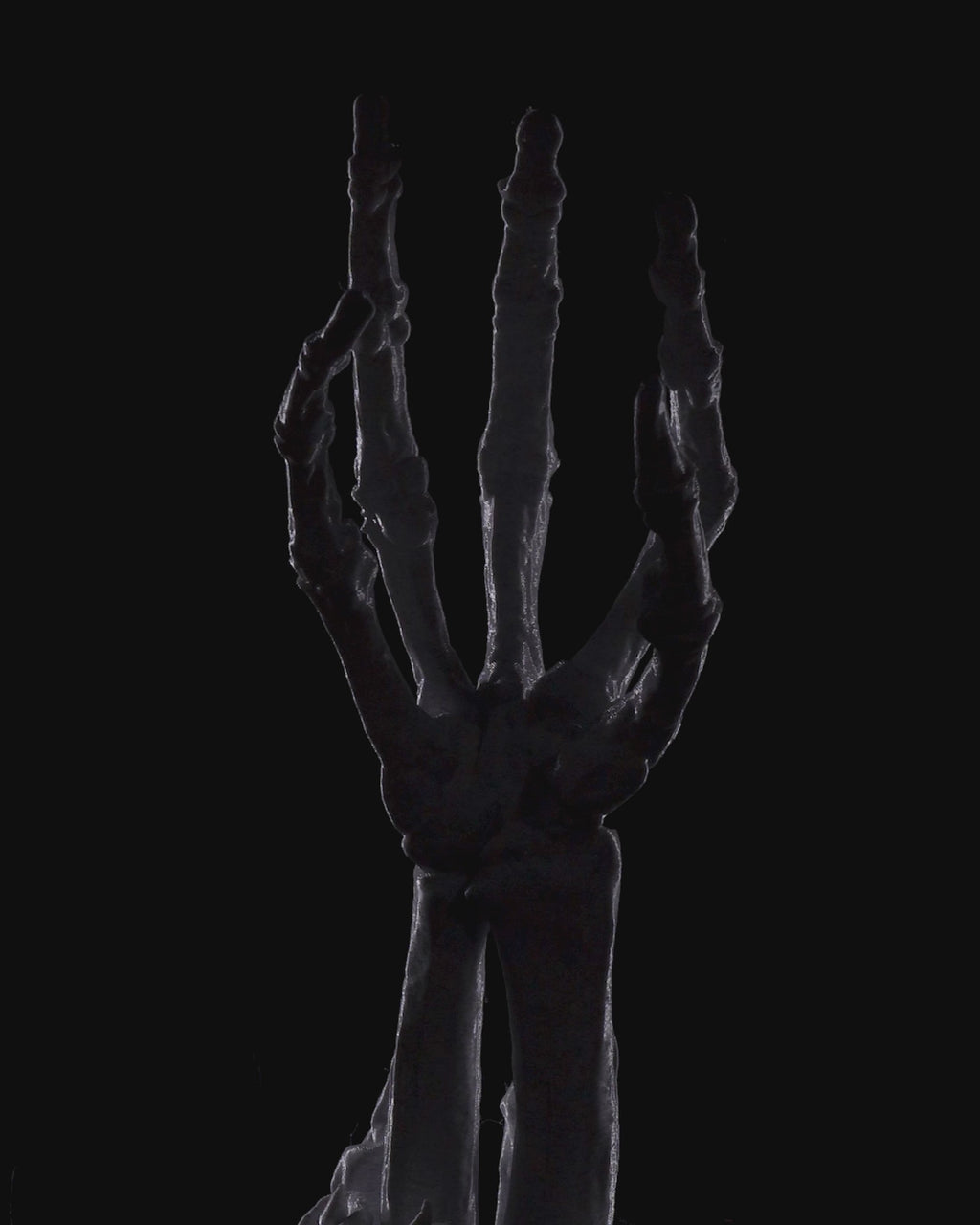 Portacandela “Fiamma Oscura” – Supporto Decorativo a Forma di Mano Scheletrica Stampato in 3D